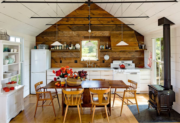 Dinding dengan aksen kayu palet daur ulang